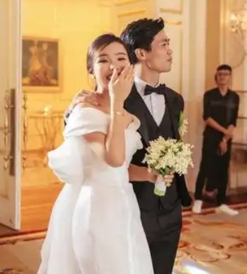 Mối quan hệ của Ruan Gongfeng từ chỗ công khai đã chuyển sang kín đáo.